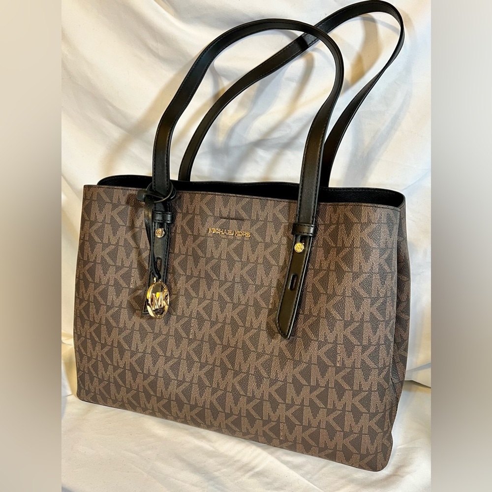 New MICHAEL MICHAEL KORS
Mel Medium Logo Tote Bag